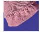 Gros plan d'un poignet tricoté rose avec un intérieur doux et brossé.