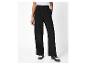 Pantalon noir taille haute avec mocassins bicolores.