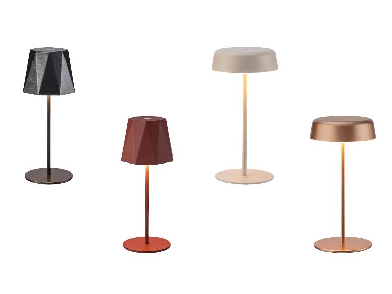 Vier draagbare tafellampen met diverse ontwerpen en kleuren, waaronder zwart, terracotta, beige en koper.