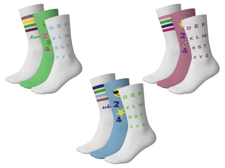 Trois ensembles de trois chaussettes, chacune avec des couleurs et des motifs différents comme des lettres, des chiffres et des rayures.