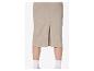 Beige midi rok met split aan de achterkant, gedragen door een persoon met witte sokken en sneakers.