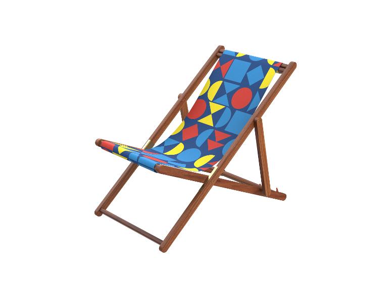 Houten strandstoel met kleurrijke stof met geometrische vormen.