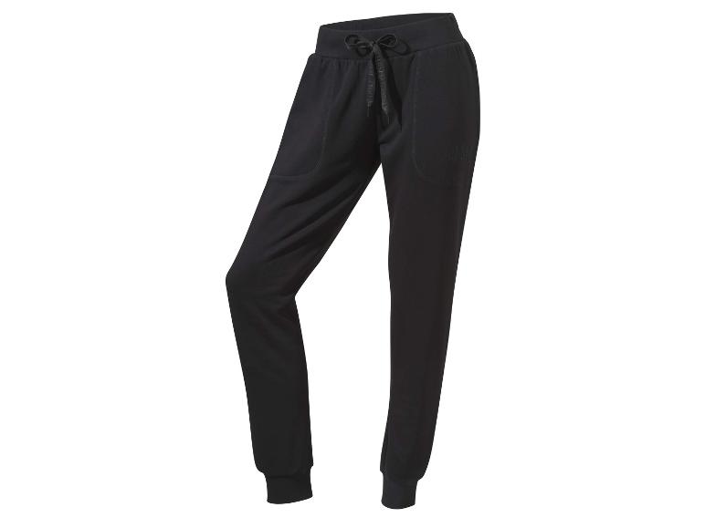 Zwarte joggingbroek met 'Ultimate Sport' logo.