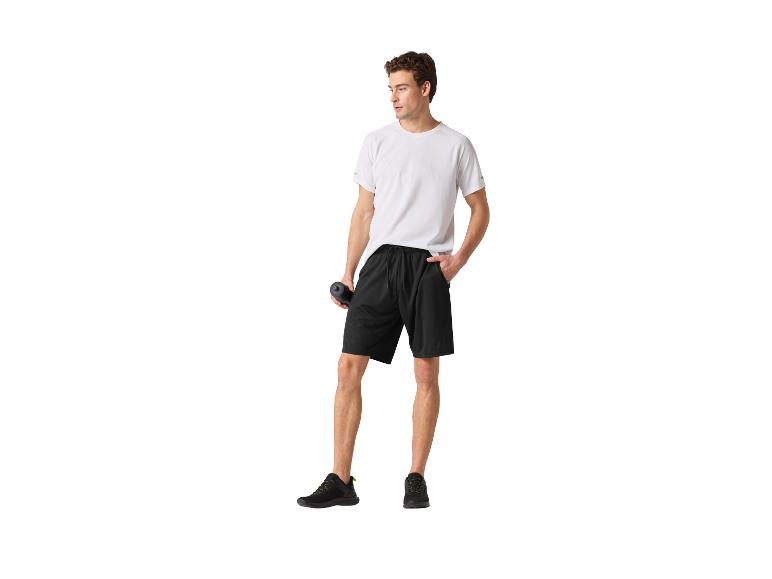Man in wit t-shirt en zwarte shorts met een bidon.