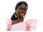 Barbiepop met een roze jurk met ruches en gouden oorbellen.