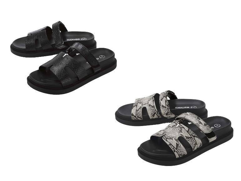 Zwarte en slangenprint platte sandalen met verstelbare bandjes.