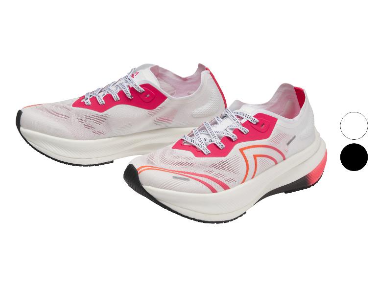 Witte hardloopschoenen met roze en oranje accenten, met een zwart-wit kleurenpalet.