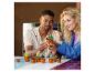 Homme et femme assemblant des cactus et plantes grasses botaniques LEGO sur une table.