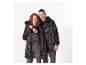 Couple en sweats à capuche et pantalons de survêtement gris foncé et moelleux.