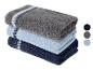 Serviettes empilées en gris, bleu clair et bleu foncé avec des rayures décoratives.