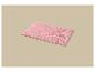Tapis de bain rectangulaire rose sur fond beige.