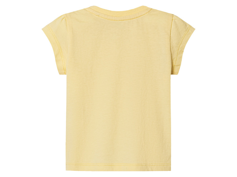 Een lichtgele t-shirt met korte mouwen.
