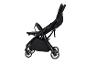 Poussette Joovy noire pliée.