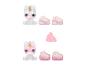 Deux figurines de licorne pailletées et des chaussures à plateforme, avec une pile de slime rose.