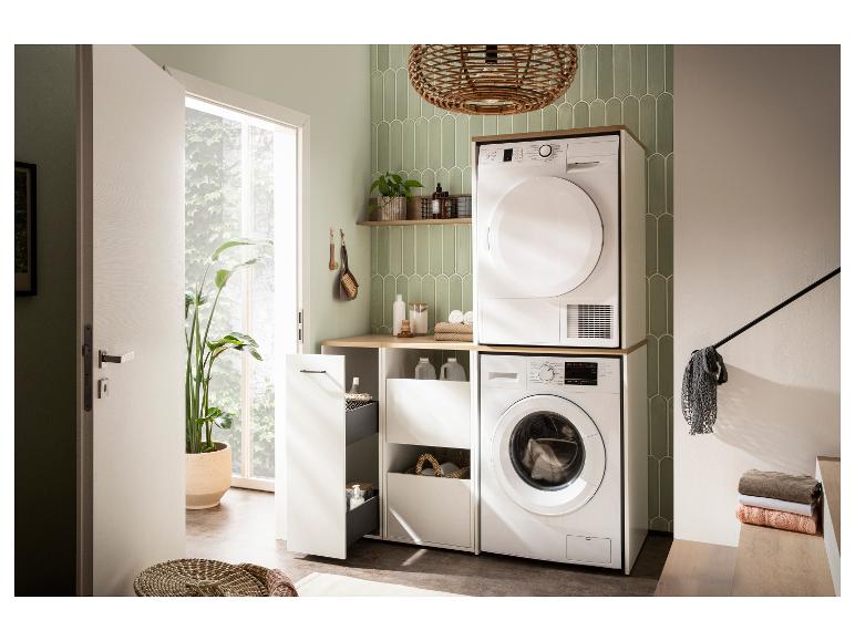 Moderne wasruimte met wasmachine, droger, kasten en planken.