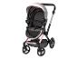 Een grijze kinderwagen met roze accenten.