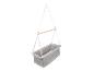 Hangende babywieg met een lichtgrijze stoffen mand en houten stang.