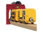 Train jouet jaune sur rails en bois avec feu de signalisation rouge et vert