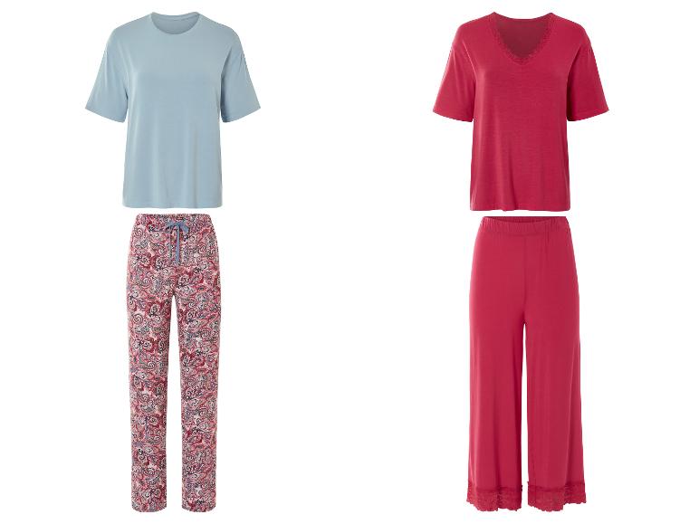 Deux ensembles de pyjamas pour femmes : l'un avec un haut bleu et un pantalon à imprimé paisley, l'autre avec un haut rouge et un pantalon uni rouge avec de la dentelle.