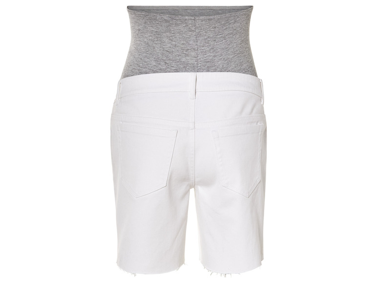 Shorts en jean blanc avec sous-vêtements gris.