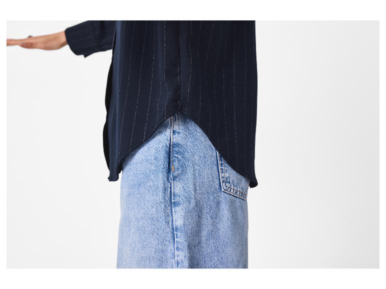 Donker gestreept overhemd en lichte jeans