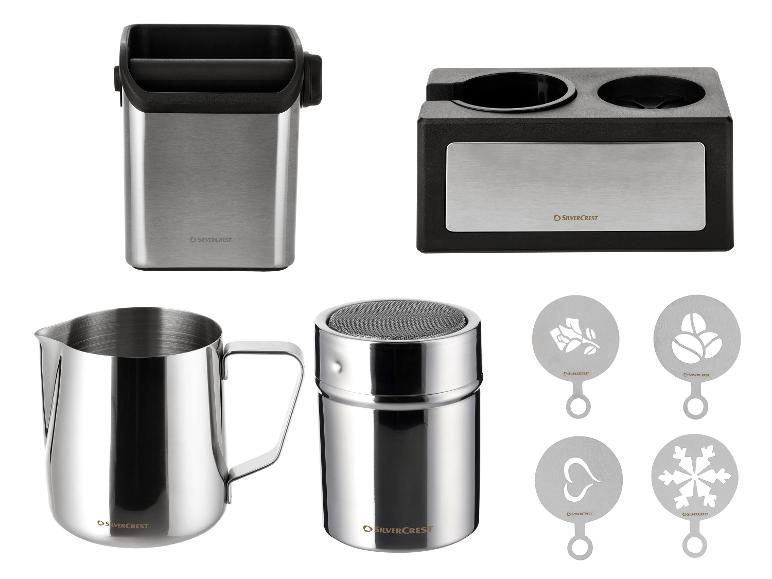 SilverCrest koffieaccessoireset: afklopbak, tamperstation, melkkan, strooier en sjablonen.