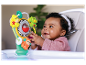 Baby speelt met een Infantino dieren speeltje.