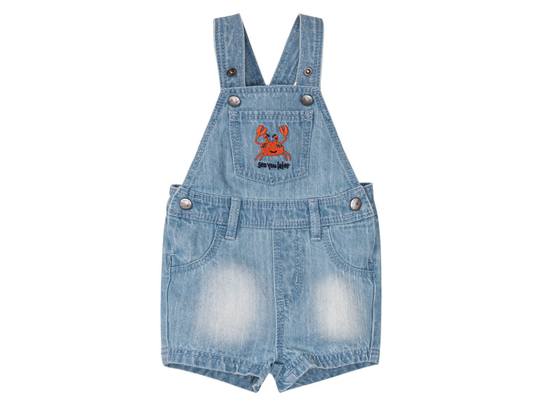 Une salopette en jean bleue pour bébé avec une application de crabe.