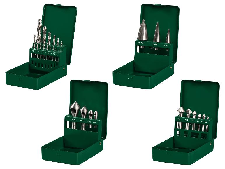 Sets boorbits en conische frezen in groene metalen koffers.