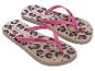 Tongs beiges avec brides roses et motif léopard, avec le texte «COPACABANA».