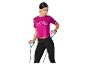 Vrouw in fuchsia T-shirt en zwarte legging traint met weerstandsband.
