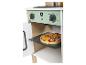 Houten speelgoedkeuken met een open oven met daarin een pizza