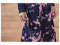 Close-up van een roze en blauwe broek met een rits