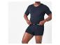 Homme en t-shirt bleu foncé à col en V et caleçon