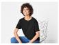 Une femme portant un t-shirt noir et un jean bleu.