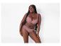 Lachende vrouw in mauve bh en slip