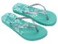 Tongs turquoise avec motif floral et texte « Copacabana ».