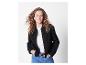 Vrouw in een zwart bomberjack, wit t-shirt en jeans.