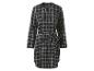 Une robe chemise à carreaux noir et blanc avec une ceinture.