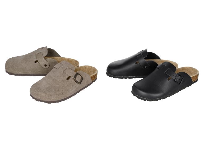 Deux paires de sabots: une en daim beige, une en cuir noir, avec des brides à boucle.