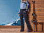 Ski-kleding met zwarte broek en zwarte skischoenen.