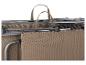 Opgevouwen campingbed met bruine stof en grijs metalen frame, met draaghengsels.