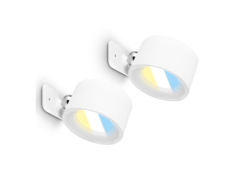 Twee witte wandspots met verstelbare koppen en gekleurd licht.