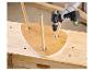 Une personne assemble une table basse en bambou avec une visseuse électrique Parkside.