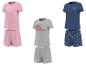 Drie damespyjamasets: roze met 'Call it a Day', grijs met een luiaard en marineblauw met madeliefjes.