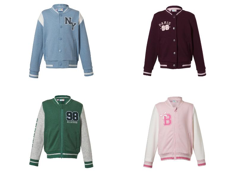 Kinder varsity jassen in blauw, bordeaux, groen en roze met letters en cijfers.