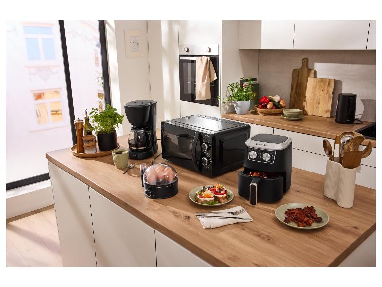 Aanrecht met Silvercrest magnetron, airfryer, koffiezetapparaat en eierkoker.