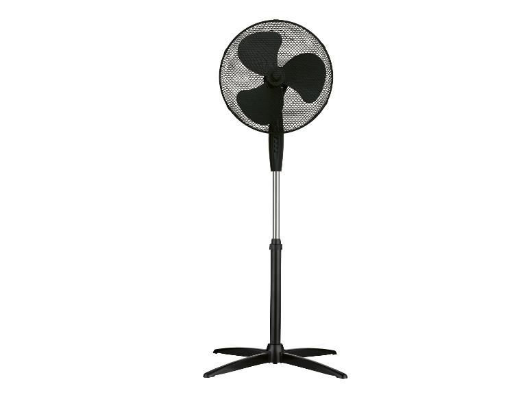 Zwarte staande ventilator, perfect voor thuis.
