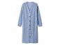 Lange lichtblauwe gebreide cardigan met knopen.