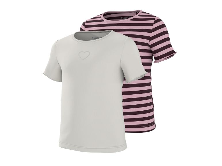 T-shirts met korte mouwen: één gestreept roze en bruin, één crème met een hart.